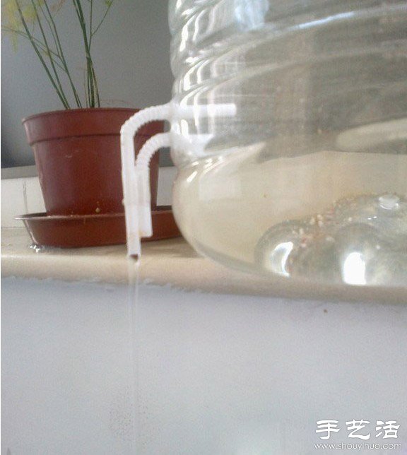 大桶礦泉水瓶廢物利用制作自動(dòng)澆水器 - www.fasang.cn