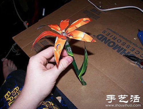 易拉罐廢物利用手工制作百合花 - www.fasang.cn