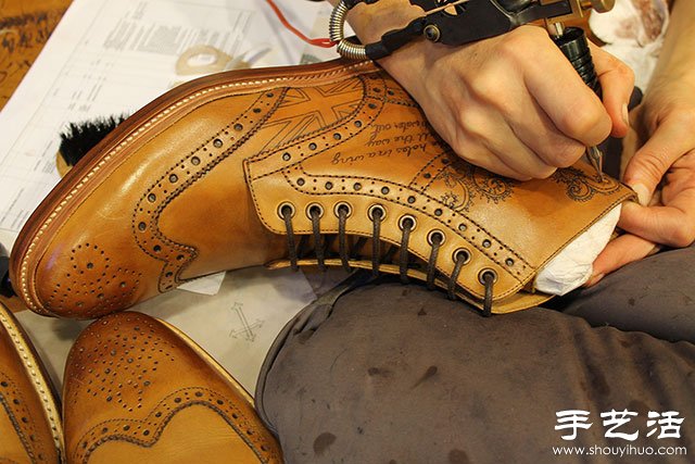 紋身藝術(shù)在皮靴上的運用 - www.fasang.cn