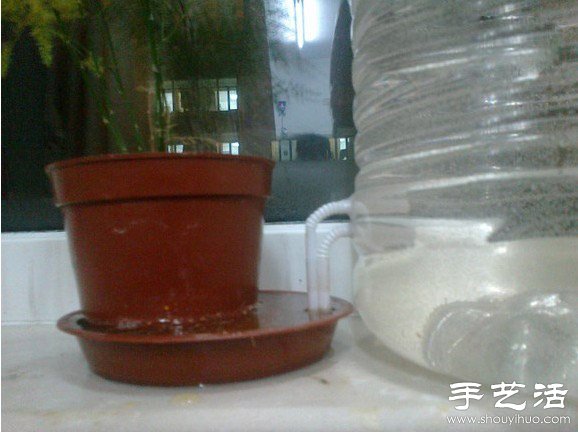 大桶礦泉水瓶廢物利用制作自動(dòng)澆水器 - www.fasang.cn
