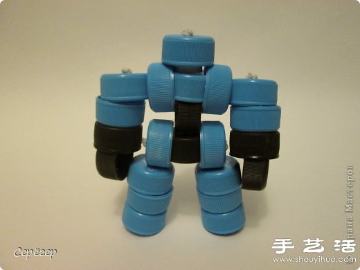 塑料瓶蓋變廢為寶手工制作機械戰警玩具 - www.fasang.cn