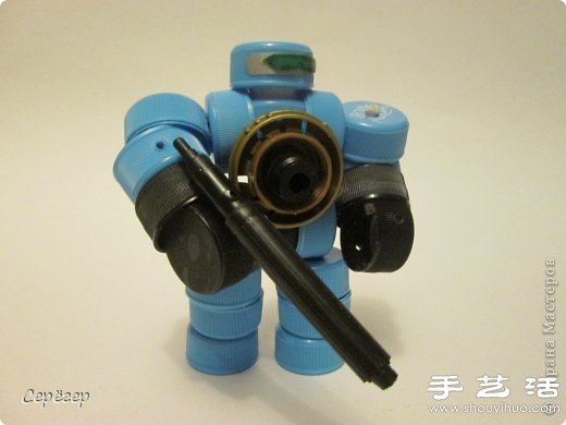 塑料瓶蓋變廢為寶手工制作機械戰警玩具 - www.fasang.cn